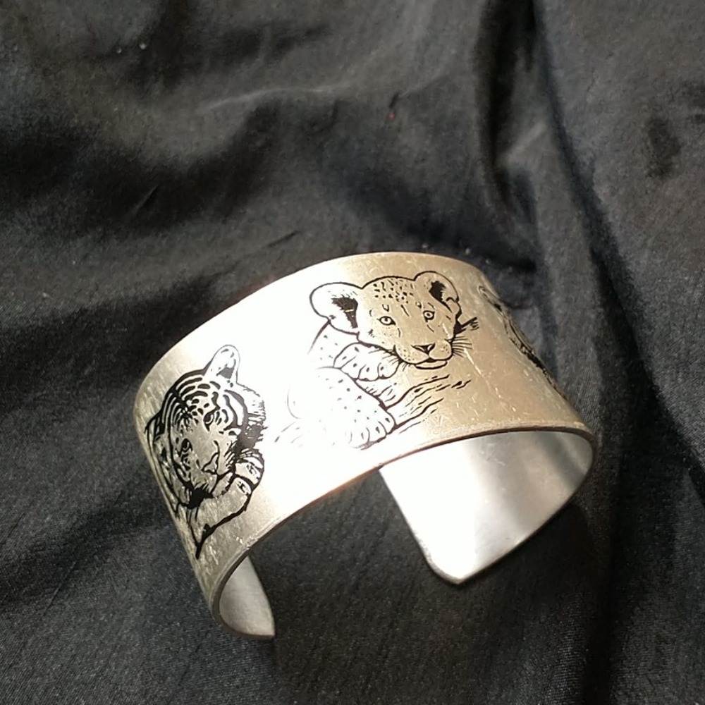 Tiger cuff